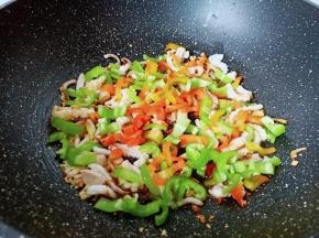 最后放入青红椒丝。