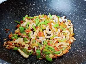 加一勺料酒翻炒均匀即可出锅。