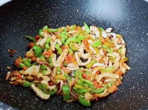 加一勺料酒翻炒均匀即可出锅。