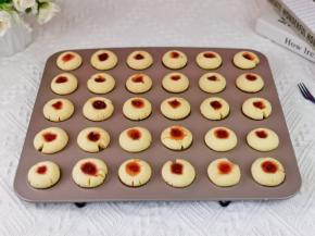 戴上隔热手套，取出烤盘，凉一会即可食用。