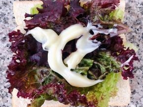 取一片吐司摆上生菜淋上沙拉酱