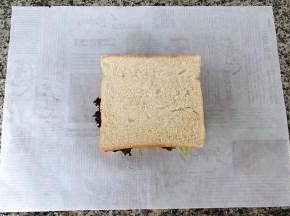 淋上沙拉酱再放一个煎鸡蛋