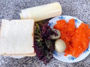 准备原材料吐司、生菜、、鸡蛋、鸡排、沙拉酱