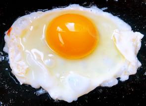 再倒入少许油加热煎鸡蛋