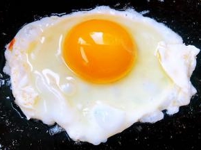 再倒入少许油加热煎鸡蛋