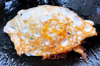 鸡蛋可以按照自己的口味煎熟程度我比较喜欢吃全熟的