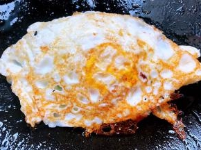 鸡蛋可以按照自己的口味煎熟程度我比较喜欢吃全熟的