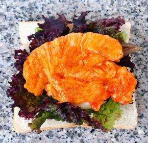 取一片吐司摆上生菜淋上沙拉酱