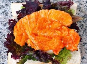 取一片吐司摆上生菜淋上沙拉酱