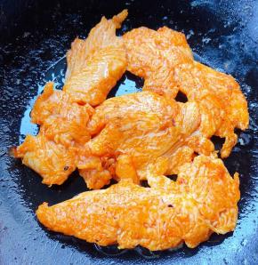 锅中倒入少许油加热放入鸡排两面煎至金黄