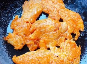 锅中倒入少许油加热放入鸡排两面煎至金黄