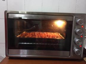 放入提前预热好的烤箱中，上下火200度烤25分钟！