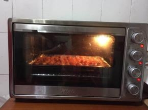 放入提前预热好的烤箱中，上下火200度烤25分钟！