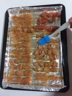 再肉串上刷一层油锁住水分，以免烤出来的肉不细嫩发柴！