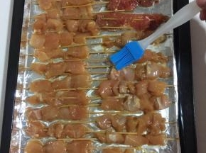 再肉串上刷一层油锁住水分，以免烤出来的肉不细嫩发柴！