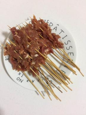 腌制好的肉串在竹签上！