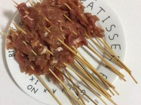 腌制好的肉串在竹签上！