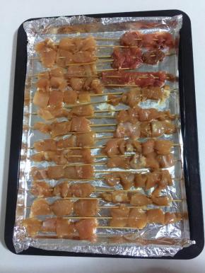 烤盘铺一层锡纸，把串好的肉串摆在上面！