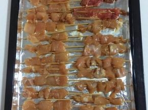 烤盘铺一层锡纸，把串好的肉串摆在上面！