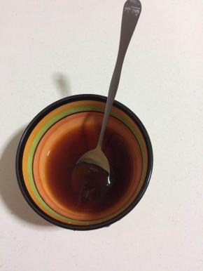 烤肉串的时候我们来调蜜汁儿：两勺生抽，两勺蜂蜜搅拌均匀调成料汁儿！甜咸口味特别适合小孩子吃！