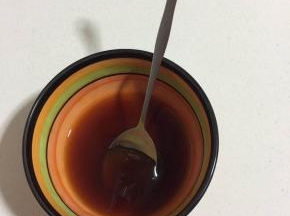 烤肉串的时候我们来调蜜汁儿：两勺生抽，两勺蜂蜜搅拌均匀调成料汁儿！甜咸口味特别适合小孩子吃！