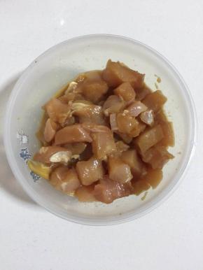 鸡胸肉洗净切成小块，放入生姜，料酒，生抽，盐，淀粉抓拌均匀腌制30分钟！