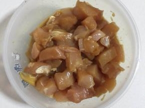 鸡胸肉洗净切成小块，放入生姜，料酒，生抽，盐，淀粉抓拌均匀腌制30分钟！