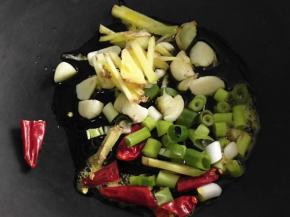 4.锅里放葱姜蒜和干辣椒炒香