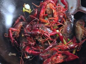 5.下入小龙虾翻炒至小龙虾不再动