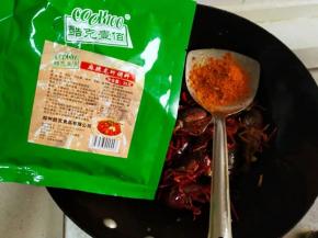 6.放入麻辣小龙虾调料翻炒均匀
