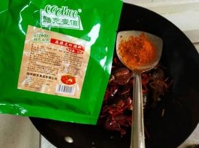 6.放入麻辣小龙虾调料翻炒均匀