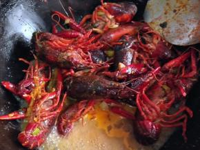 7.加适量的开水。中小火煮十分钟