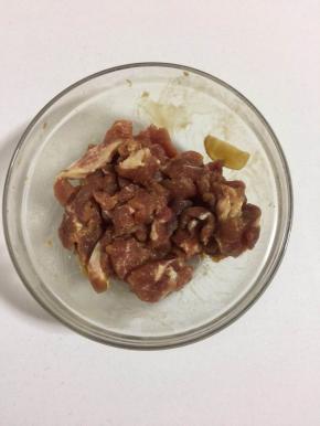 瘦肉洗净切成小块，放入生姜，料酒，生抽，盐，淀粉抓拌均匀腌制30分钟！