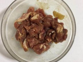 瘦肉洗净切成小块，放入生姜，料酒，生抽，盐，淀粉抓拌均匀腌制30分钟！
