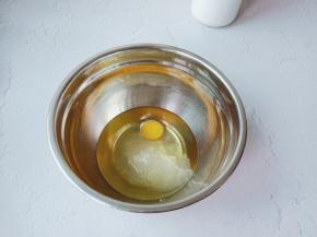 将玉米油，鸡蛋，白糖放入不锈钢盘里。