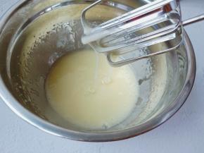 将上 豪打蛋器启动开启2档档位来搅打，搅拌到都融合在一起即可。