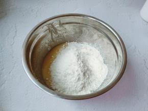 筛入低筋面粉在盘里。