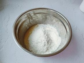 筛入低筋面粉在盘里。