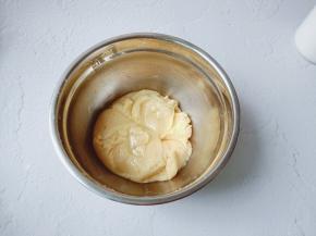 用翻拌到翻拌成均匀的面团即可。