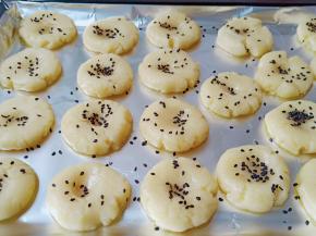 均匀地撒上黑芝麻粒。