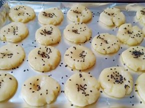 均匀地撒上黑芝麻粒。