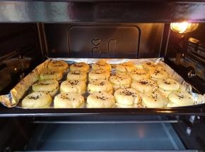 烤箱170度提前预热，中层烤20分钟。