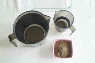 准备材料，黑凉粉直接买现成的，水烧开后一部分冷凉成凉白开备用。准备大一些的盆和锅