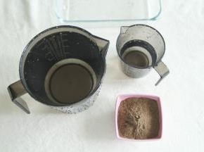 准备材料，黑凉粉直接买现成的，水烧开后一部分冷凉成凉白开备用。准备大一些的盆和锅