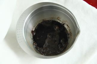 用打蛋器（或者筷子，最好是手动打蛋器）搅打均匀，成无干粉的糊状。