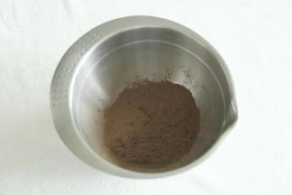 黑凉粉放入干净盆中。再次申明，盆一定要大只一些。