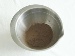 黑凉粉放入干净盆中。再次申明，盆一定要大只一些。