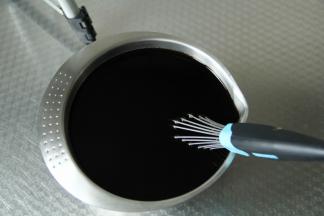 然后将1125毫升的温开水倒入。一边倒，一边搅拌均匀。防止沉底。