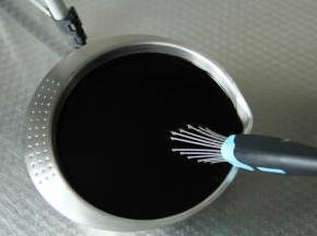 然后将1125毫升的温开水倒入。一边倒，一边搅拌均匀。防止沉底。