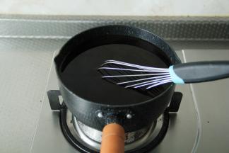 搅匀后倒入不粘锅中，我这个锅小了，建议大锅，哈哈。然后开小火，一边加热一边搅拌。